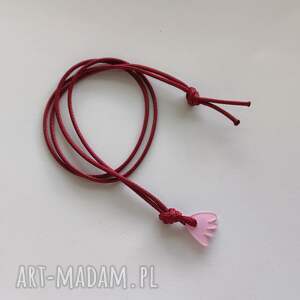 Kwiatowy wisiorek handmade na ozdobnym sznurku - romantyczny dodatek