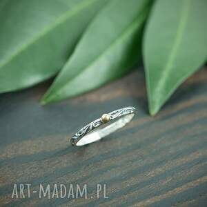 srebrny pierścionek ze złotą kuleczką, złotem, minimalistyczny