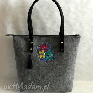 handmade na ramię filcowa torba z haftowanymi kwiatkami