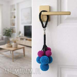 Prezent ZAWIESZKA NA KLAMKĘ - pompony, ozdoba - pomponów