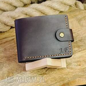 handmade personalizowany męski portfel skórzany zapinany z grawerem ręcznie robiony