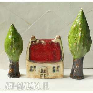 domek z wiejskiej zagrody drzewami, ceramika, chata