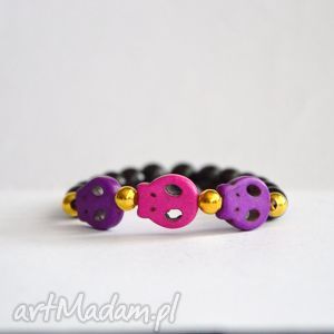 handmade bracelet by sis: czaszki z kamienia w czarnych koralach