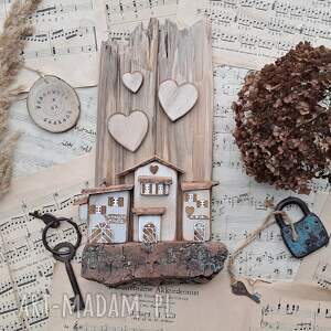rustykalny wieszak z beżowymi domkami no 3 na klucze ręcznie malowane