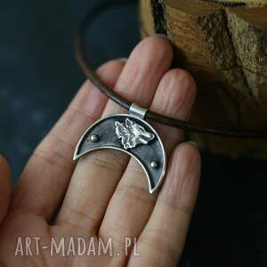 dwustronny wisior z lunulą i wilczycą ze srebra, biżuteria ze zwierzętami