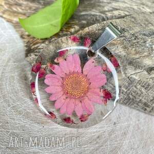 Naszyjnik w żywicy z2095, z różowymi kwiatami