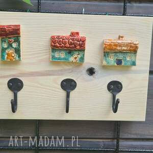 Prezent wieszak z domkami ceramicznymi na desce bielonej