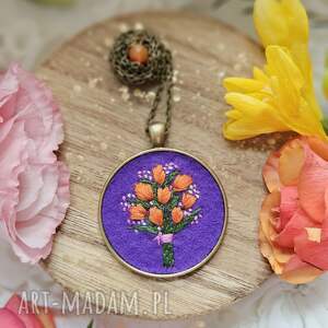 NASZYJNIK BUKIET POMARAŃCZOWYCH TULIPANÓW Z AGATEM NA FIOLETOWYM TLE