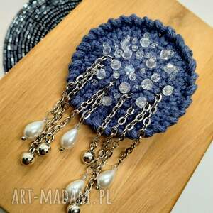 Broszka szydełkowa bławatkowa z perełkowymi łezkami, kulkami