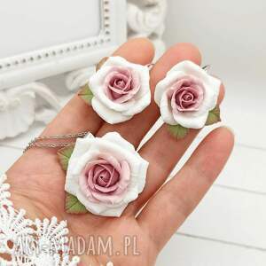 komplet biżuterii z różami wisior na łańcuszku i kolczyki, ręcznie robione