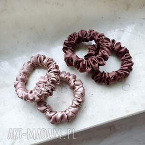 Prezent Beżo róż i czekolada - zestaw jedwabnych miniscrunchie