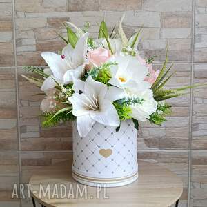 Duży flower box z liliami. Elegancki prezent na Dzień Mamy