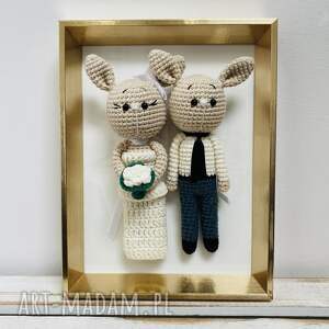 młoda para króliczki w złotej ramce ręcznie robione prezent ślubny obraz