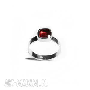 Pierścionek z granatem srebrny, granat