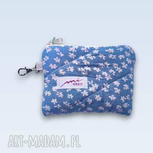 Pikowany portfelik w kwiaty - etui na karty z karabińczykiem