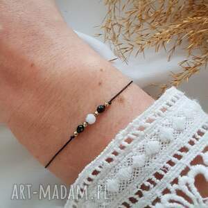 czarna bransoletka z kamieniem księżycowym nitce onyks pomysł