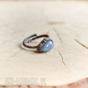 kwarc niebieski - pierścionek regulowany w surowym stylu, surowy