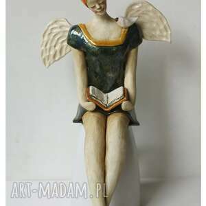 rudy aniołek z książeczką i bosymi stópkami ceramika