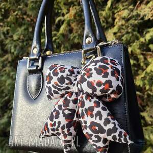 Brelok kokarda w panterkę, wzór w styl romantyczny