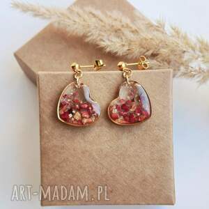 kolczyki z żywicy serca płatkami róży róże prezent dla niej, biżuteria