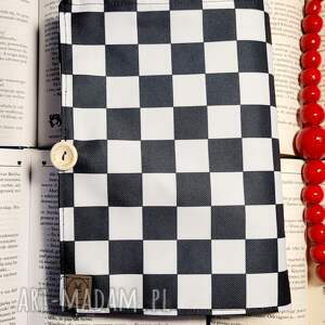 Etui na książkę: szachownica, okładka, otulacz