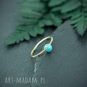 minimalistyczny złoty pierścionek z turkusem, turkusowym