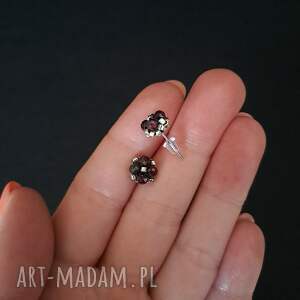 delikatne kolczyki sztyfty - granat z granatem sztyfcie