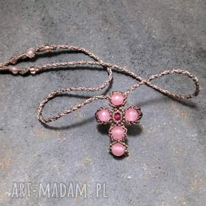 handmade wisiorki krzyżyk z kamieni rubinem kryształem górskim w makramie naszyjnik