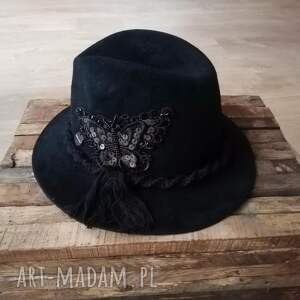 kapelusz z motylem, czarny welurowy