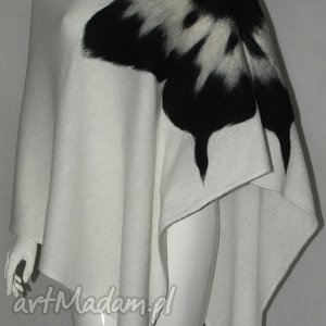 ponczo zdobione motylem. Poncho