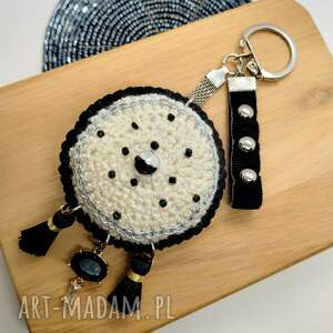 zawieszka szydełkowa beżowo - czarna z kyształkiem, brelok szydełkowy, kryształek