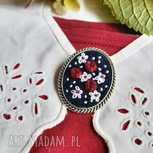 Broszka Różana rabatka bordo haftowana ręcznie w stylu retro