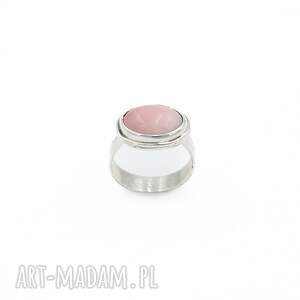 pierścionek z różowym opalem