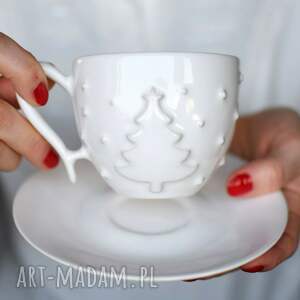 ręczne wykonanie pomysł na prezent filiżanka ceramiczna choinka świąteczna biała