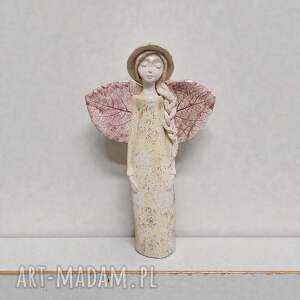 Anioł ceramiczny, w kapeluszu z warkoczem