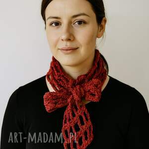 wąski ażurowy szalik naszyjnik ozdoba na szyję czerwień