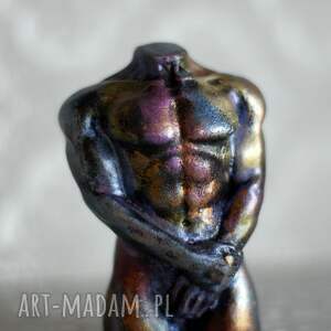 tęczowy mężczyzna w kolorach metalicznych, rzeźba z gipsu, wys 8,5 cm, figurka