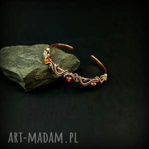Mankietowa bransoleta z bursztynem i hematytem - miedziany cuff z wire wrapping