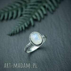 srebrny pierścionek z kamieniem ksieżycowym i zdobioną obraczką