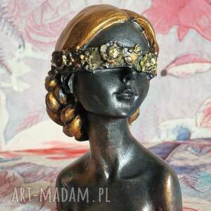 Prezent Rzeźba z gipsu duża Kobieta z kwiatami na oczach wys. 14 cm