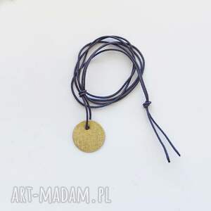 okrąg wisiorek, sznurek, mosiądz, zmatowione