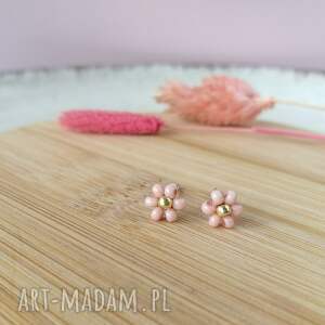 kolczyki sztyfty małe kwiatki z koralików blady róż stokrotki