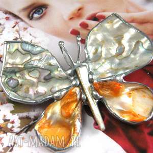 broszko - wisior motyl z tęczową muszlą, broszka wisiorkiem perłą