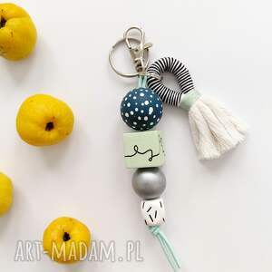 Drewniany brelok z chwostem - boho zawieszka do torebki