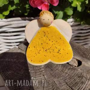 Ceramiczny aniołek z serduszkiem - ręcznie robiona ozdoba