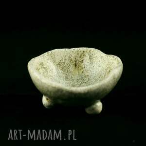 beżowa miseczka ceramiczna w cętki trzech, okrągłych nóżkach - sand