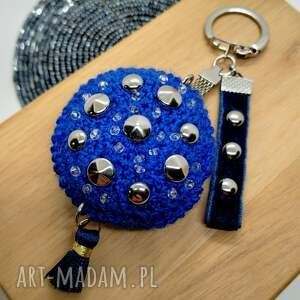 brelok szydełkowy granatowy z ćwiekami i koralikami breloczek, zawieszka