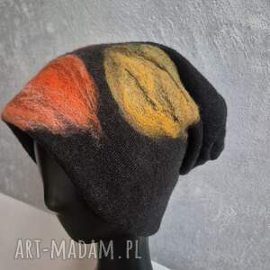 czapka wełniana filcowana zimowa czarna handmade w kwiaty na podszewce