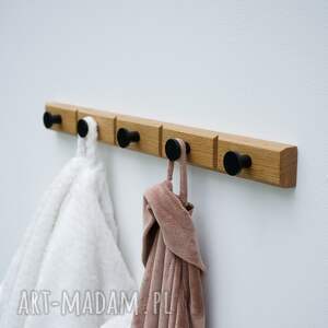 minimalistyczny funkcjonalny drewniany wieszak na kurtki lub ręczniki