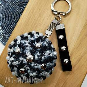brelok szydełkowy czarno-biały z ćwiekami i koralikami